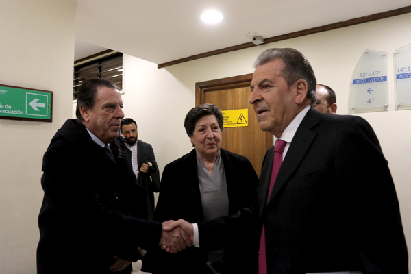 En julio del año 2018 los hermanos Francisco y Eduardo Frei Ruiz-Tagle se saludaban en un acto público. Foto: Agencia Uno