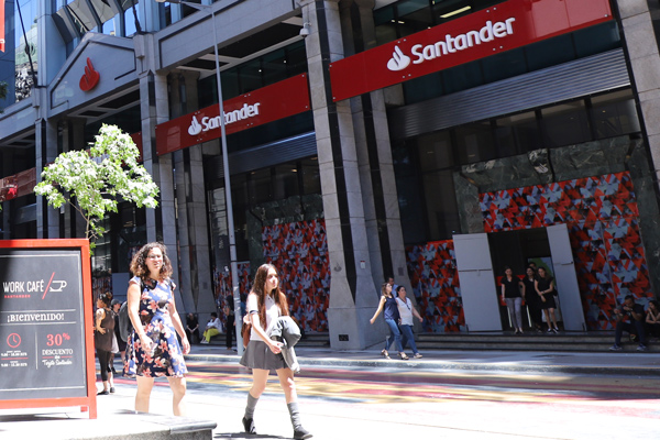 Santander Chile manifestó su preocupación por el desempleo ante la SEC de Estados Unidos. Foto: Rodolfo Jara
