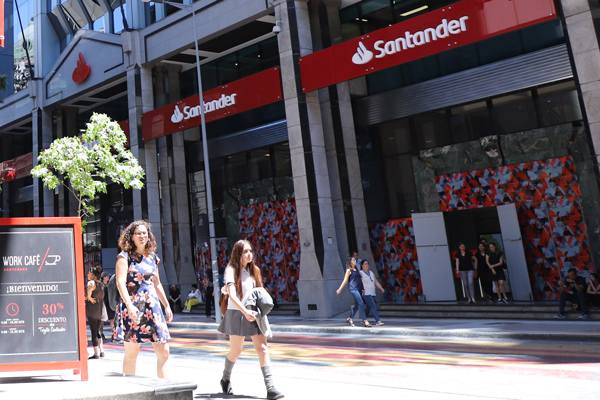 Santander informó al regulador de EEUU la cantidad de sus sucursales que tienen daños tras la violencia