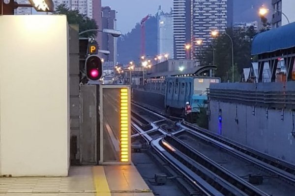 Metro de Santiago suspende energía en 11 estaciones de Línea 5 por descarrilamiento de tren