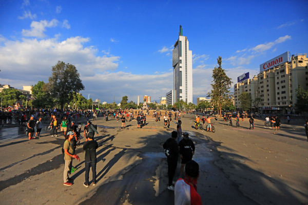 El edificio de Movistar en plena Plaza Italia ha sido uno de los objetivos de la violencia. Foto: Agencia Uno