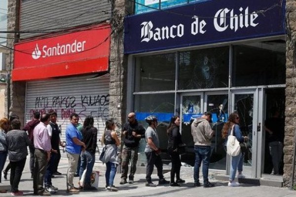Los dos bancos más grandes del país se resienten y sus utilidades caen en noviembre