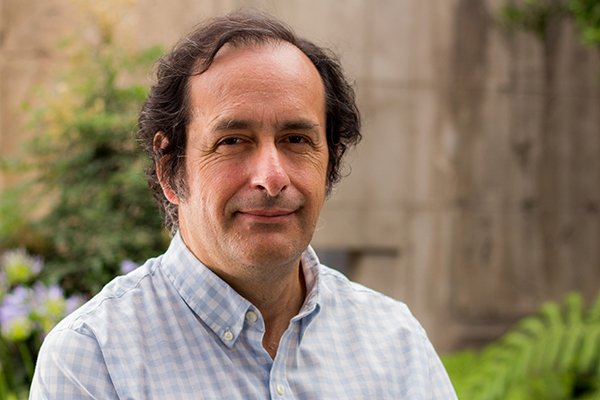 Carlos J. García, Ph.D. en Economía de University of California (LA), EE.UU., y académico FEN-UAH.