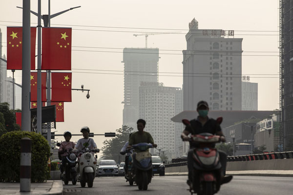 China recibe doble impulso gracias a la industria y el retail