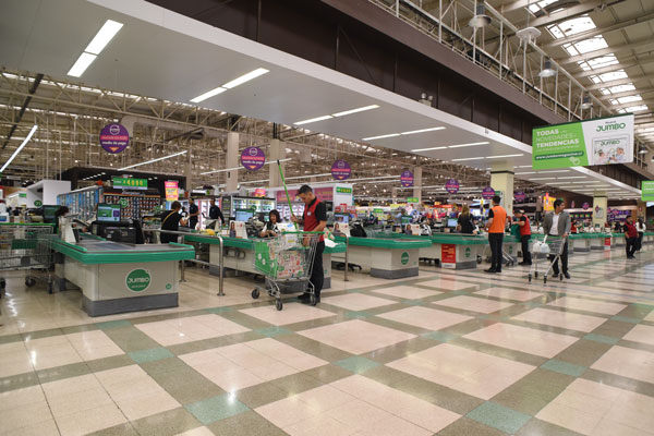 Más del 70% de los ingresos del grupo provienen de su división supermercados, que en Chile opera con las marcas Jumbo y Santa Isabel. Foto: Patricio Valenzuela