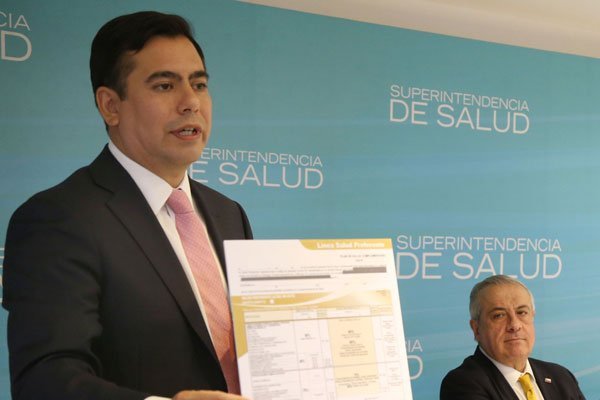 El superintendente de Salud y el ministro del ramo, durante la presentación de la medida.