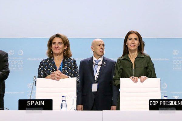 La ministra española Teresa Ribera junto a Carolina Schmidt. Foto: Reuters