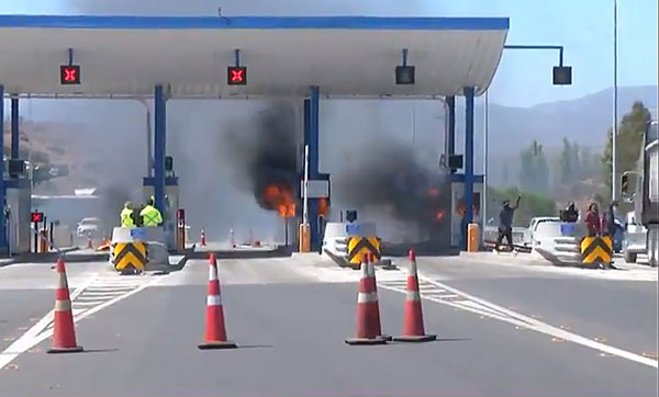 Ayer hubo manifestaciones en esta ruta, lo que terminó con el incendio de las casetas.