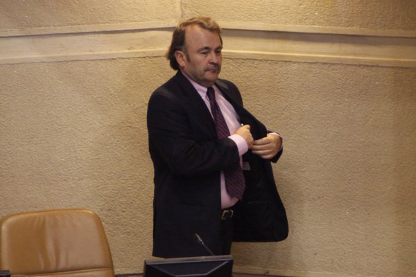Coletazos y dudas por la salida de Pepe Auth de la Comisión de Hacienda