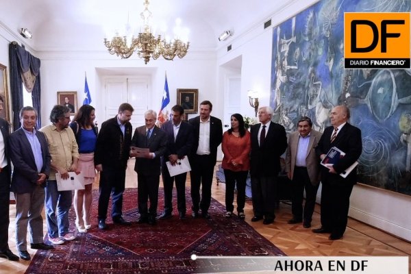 <p>Ahora en DF: Piñera recibe en La Moneda a la Asociación Chilena de Municipalidades</p>