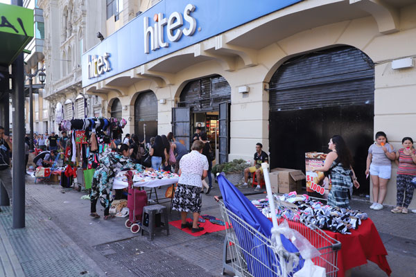 Las tiendas Hites de Quilicura y Valparaíso (llamada Expo) fueron las más afectadas. Foto: Rodolfo Jara