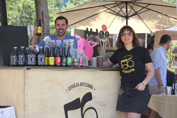 Jaime Villalón y Francisca Pacheco renunciaron a sus trabajos en 2013 para crear Cerveza +56. Hoy están enfocados en levantar su emprendimiento.