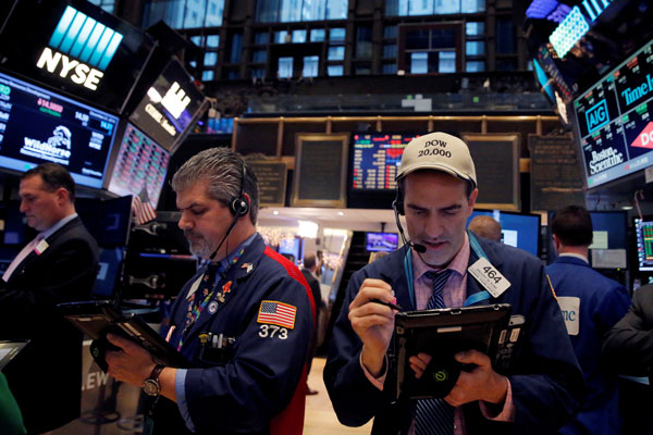 Por su parte, en Wall Street le siguen apostando a las acciones sobre los bonos. Foto: Reuters
