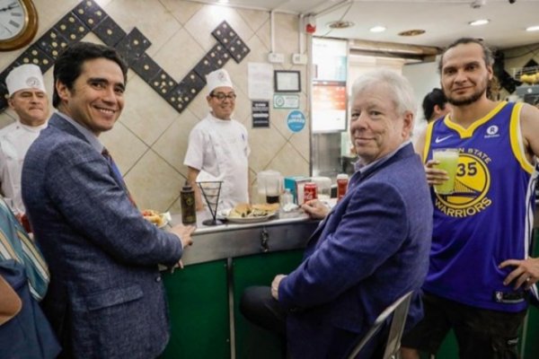 Ministro Briones inaugura cuenta de Instagram con peculiar almuerzo con Premio Nobel