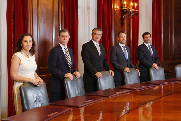 Rosanna Costa fue ratificada por el Senado la semana pasada por los próximos diez años. Llegó al banco en 2017, donde ha coincidido con Mario Marcel (presidente), Joaquín Vial (vicepresidente), Pablo García y Alberto Naudon.