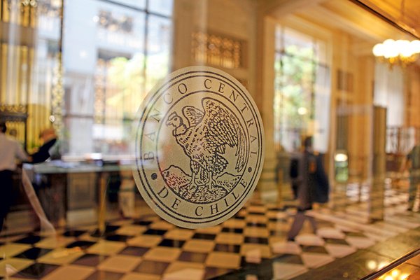 Panel UC revela transversal apoyo a que se ratifique la autonomía del Banco Central en una nueva Constitución