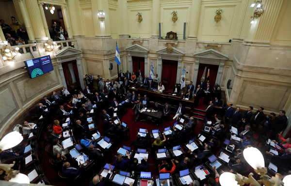 Fernández promulga ley de emergencia económica y confirma que misión de FMI visitará Argentina