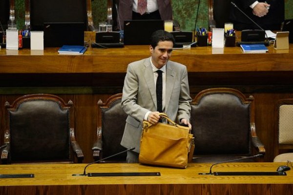 El ministro Briones logró despachar a ley el Presupuesto 2020 el último día de plazo constitucional. Foto: Agencia Uno