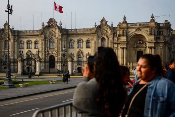 Perú posterga meta de menor déficit fiscal para impulsar crecimiento económico