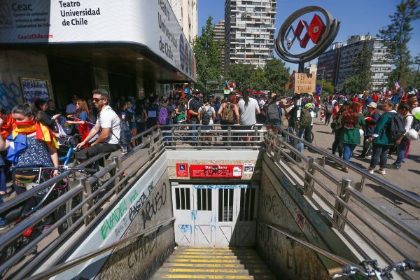 El Metro Baquedano estará meses sin funcionar, ha informado la compañía. Foto: Agencia Uno