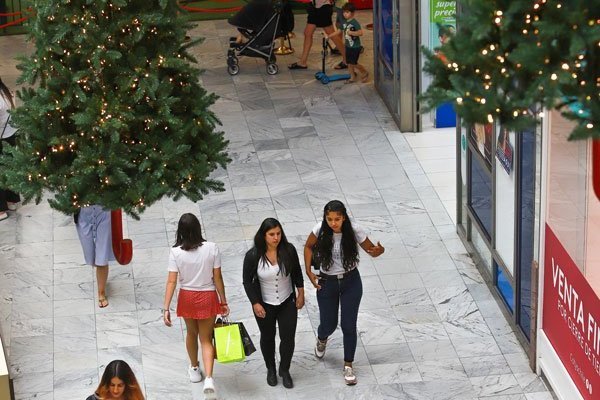 El ticket promedio en los días prenavideños subió 5%, mientras que las visitas a las tiendas bajaron 1%. Foto: Julio Castro