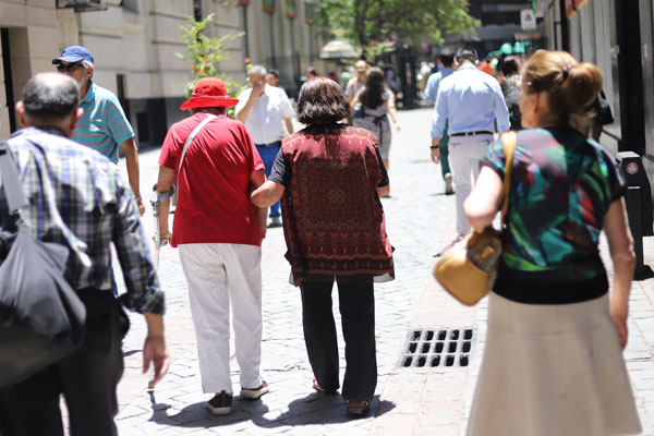 Al desglosar los aportes por género, 565.522 mujeres fueron beneficiadas, mientras que 418.835 hombres recibieron algún tipo de pensión solidaria.