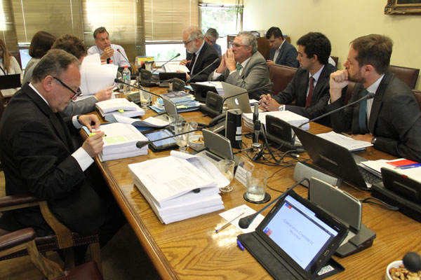 La comisión de Hacienda despacharía a más tardar el jueves el proyecto a la Sala del Senado. Foto: Senado