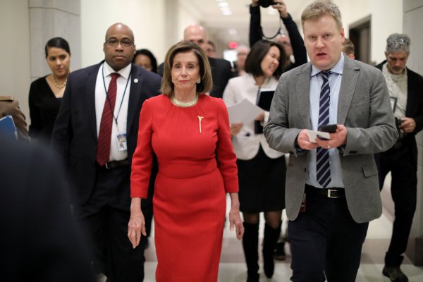 Nancy Pelosi busca frenar la capacidad de Trump de atacar a Irán