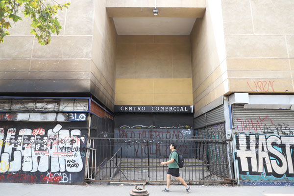 La entrada principal de la galería Plaza, en Alameda. Fotos: Rodolfo Jara