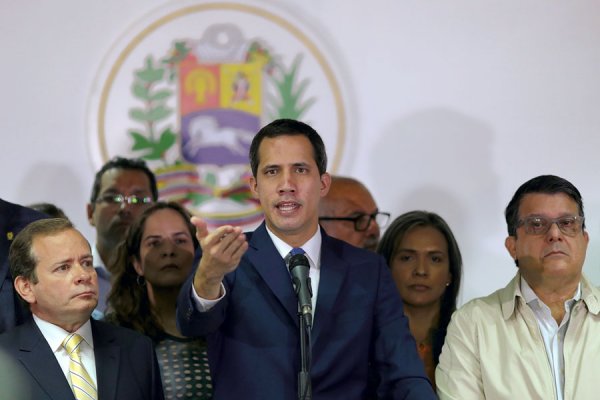 Guaidó fue reelegido el domingo en una sesión fuera del palacio legislativo, luego de que el gobierno de militares armados impidieron que los diputados opositores ingresaran al edificio.