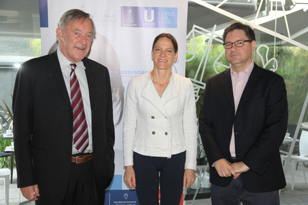 John C. Edmunds junto a Jeannette Von Wolfersdorff y Claudio Bonilla.