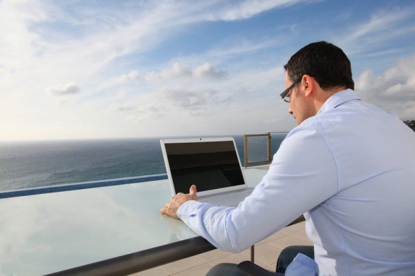 ¿Desconectado en vacaciones? Casi el 50% señala que su jefe espera que esté disponible