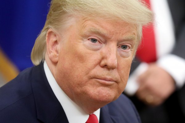 Trump dice que "todo está bien" tras el ataque iraní a dos bases estadounidenses