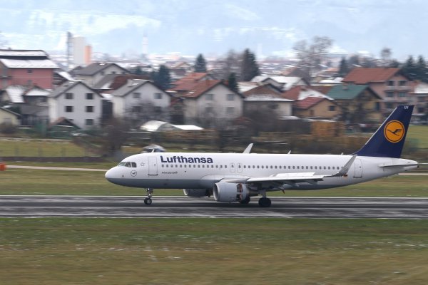 Aerolíneas globales redirigen sus vuelos a medida que aumentan las tensiones en Medio Oriente