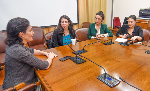 Más de una hora y media se reunió la ministra Zaldívar con las diputadas Yeomans, Vallejo y Cariola. Foto: Agencia Uno