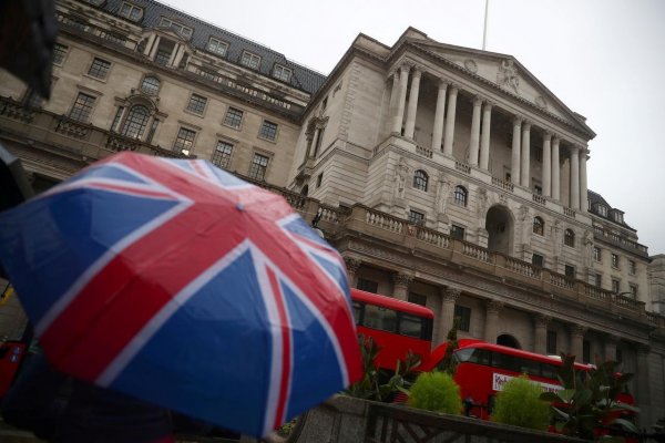 Gobernador del Banco de Inglaterra podría recortar tasas de interés si persiste debilidad económica