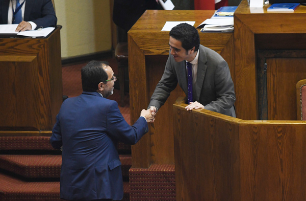 Al inicio de la sesión, Mulet y Briones se saludaron de manera cordial en la Sala. Foto: Agencia Uno