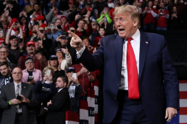 Trump anuncia nuevas sanciones económicas contra Irán por ataques con misiles