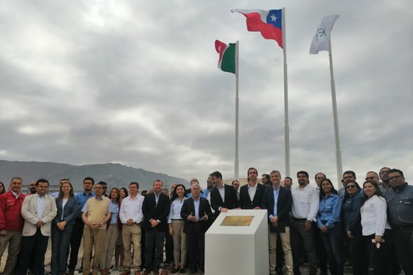 El ministro Juan Carlos Jobet y Paolo Pallotti, gerente general de Enel Chile, encabezaron el cierre de la central Tarapacá.