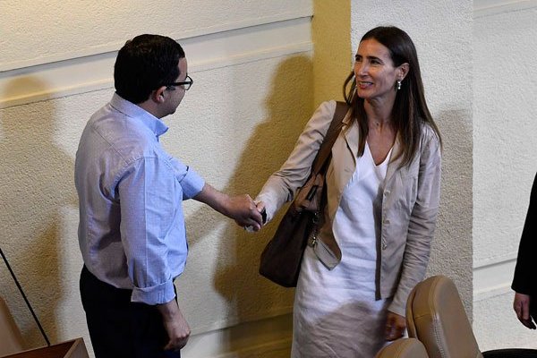 La ministra Schmidt fue interpelada por el diputado Félix González. Foto: Agencia Uno