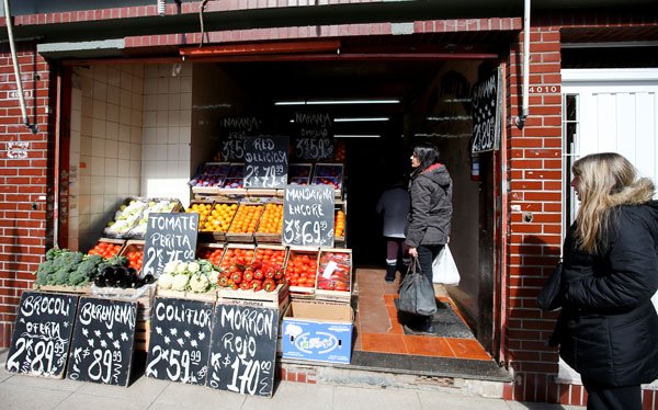 El ítem de alimentos y bebidas no alcohólicas subió 56,8%. Foto: Reuters