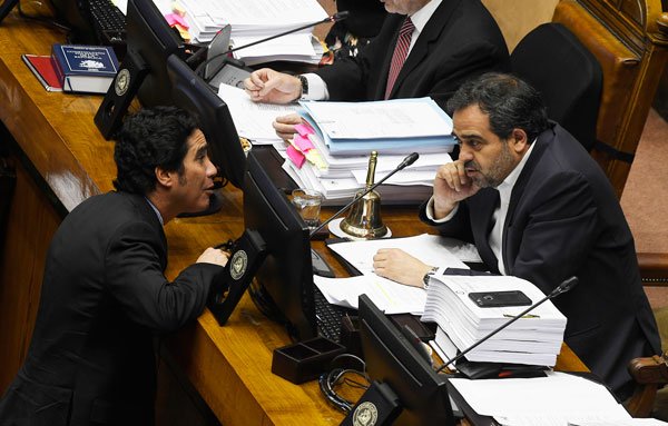 El ministro Ignacio Briones participó ayer del despacho de la reforma tributaria desde el Senado. Foto: Agencia Uno