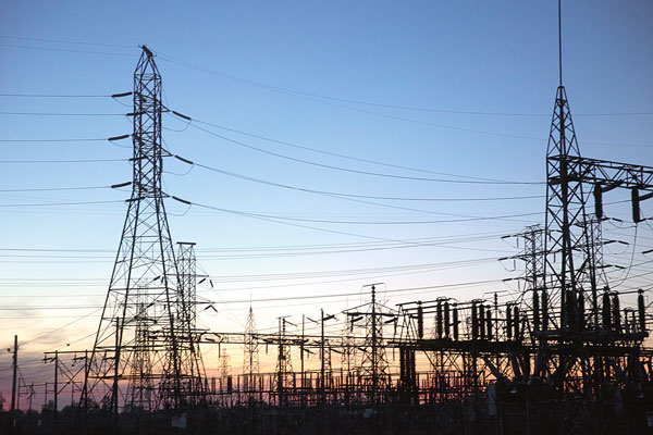Cuentas de la luz: gobierno congela cargo por transmisión y enciende alertas en la industria