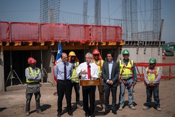 Presidente Piñera junto a los ministros de Vivienda y Hacienda. Foto: @presidencia_cl