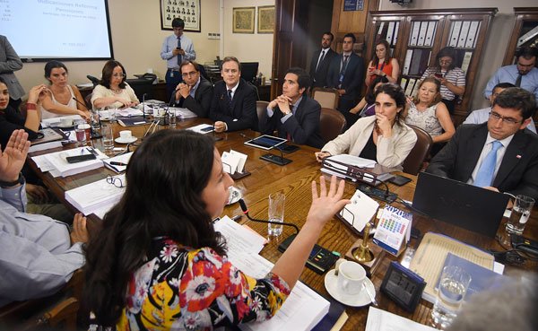 Al centro, la ministra del Trabajo, María José Zaldívar, y de Hacienda, Ignacio Briones. Foto: Agencia Uno