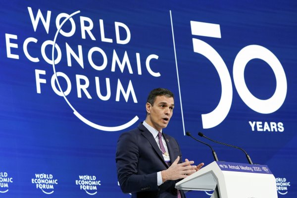 Davos: Pedro Sánchez reafirma su compromiso de reducir el déficit y los niveles de deuda de España