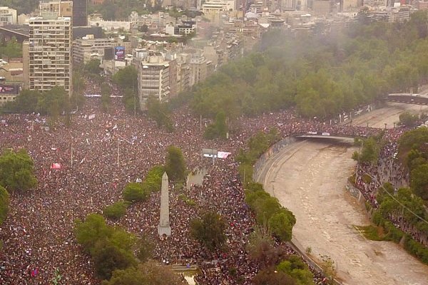 Chile mejora en ranking de democracia por mayor participación ciudadana