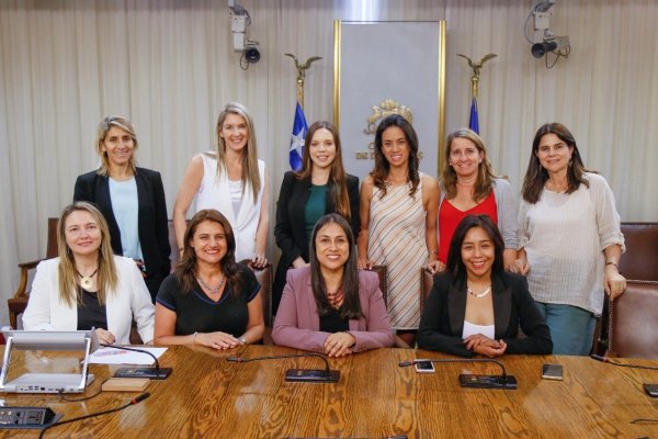 ¿Te piden mucha experiencia? Diputadas ingresan proyecto para facilitar inserción laboral de menores de 28 años