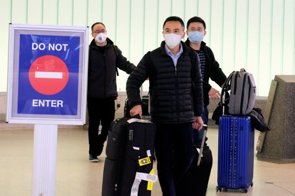 Hong Kong prohíbe entrada de personas procedentes de Hubei, mientras cifra de muertos en China sube a 80