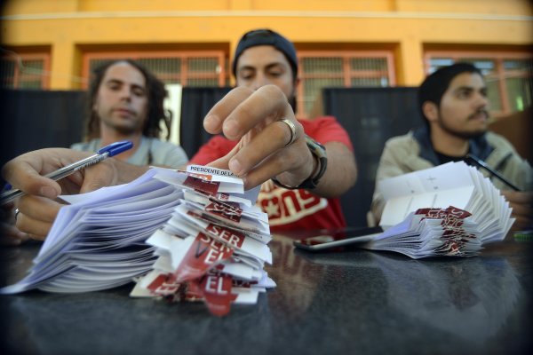 Estrategias de los partidos políticos para atraer el voto juvenil de cara al plebiscito